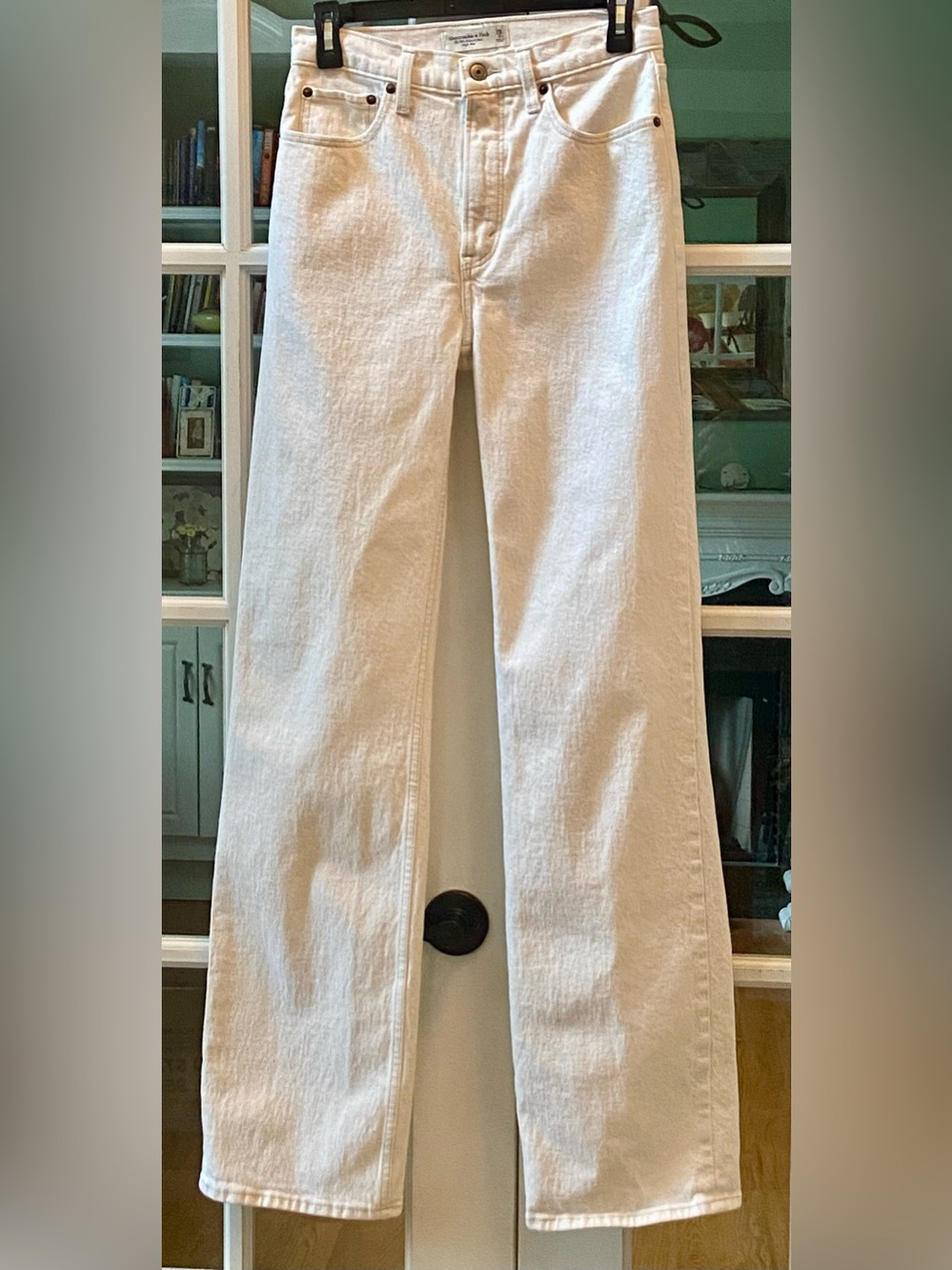 Abercrombie & Fitch Off White The 90’s Relaxed Jean High Rise Size 26/2